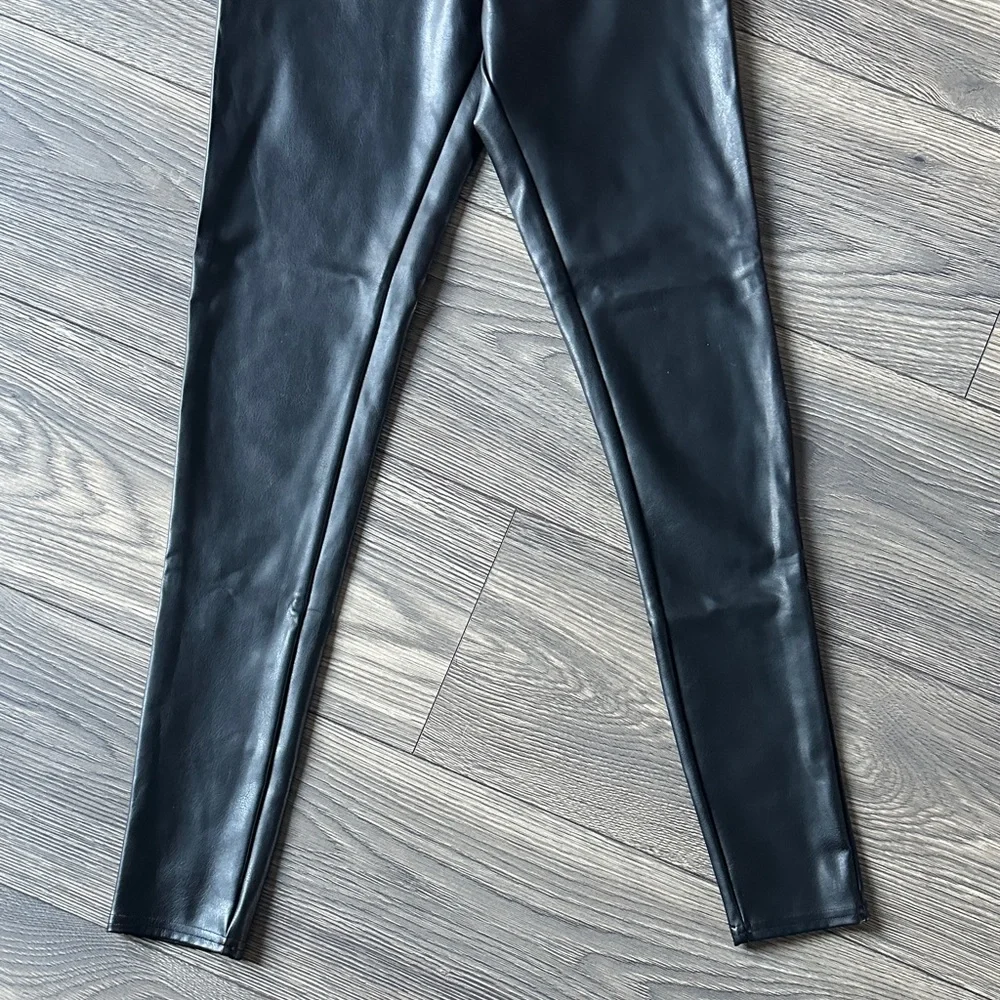 Sleek Black Women's Leggings